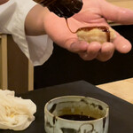 鮨駒 - 穴子につめを塗る