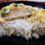 とんかつ まる一 - かつ丼の断面