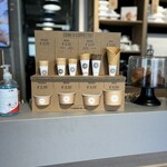 Gelateria La Romana - コーン(伊Cono 英Cone) Medio(中くらいの大きさ) を選ぶ。右の透明ケースにはブリオッシュ・コン・ジェラート (Brioche con gelato) 用のブリオッシュが入っている