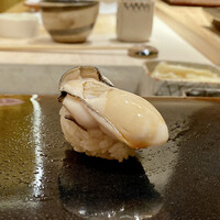 鮨 あらい - 長崎県小長井の蒸し牡蠣
                    牡蠣は少し脱水しているのか旨味が凝縮しながらもスッキリとした味わい、鮨の種にはこんな感じがより良く感じます。
                    