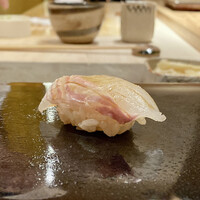 鮨 あらい - ヒラメ
                    シャリはメイさんが仕込みをした赤酢、しっかりとした食感を残しつつ口の中での拡がりがホロリとした塩梅の良さ。
                    赤酢のまろやかな甘みがヒラメの甘みと呼応し、ヒラメの食感の良さを際立てています。