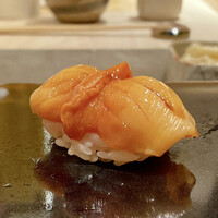 鮨 あらい - 山口県産の赤貝
                      これはやばいです、旨味が濃くて香りも申し分ありません！
                      誰が言ったか〝あらいの春の貝祭り〟とおっしゃってました（笑）