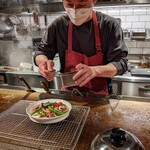 鉄板バル チェローナ - 野菜グリル盛合せを作るシェフ