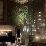 Peter Luger Steak House Tokyo - 天井がとても高くてゆったりした空間の中で優雅に食事ができる