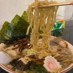 らー麺　Do・Ni・Bo - ビロビロ平打ち麺をリフト⤴️