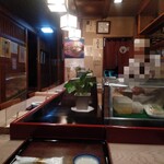 宝来鮨 - 店内の様子。カウンター席と広い小上がり