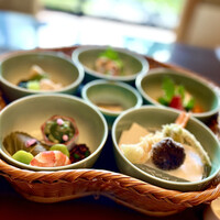 魚三楼 - ランチは花籠御膳。梅の花に形どられた竹籠に5皿（炊合せ、焼き魚、お造り、酢の物、八寸、油物）の料理が花弁風に配置され鮮やかに彩られている。