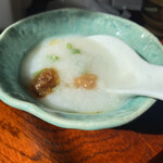 アジアンテーブル モンカイ - 干し貝柱のお粥に、ニョクマムと海老の調味料と、謎の調味料。毎回料理の説明はあるが、調味料の説明は昔何度かされたが、最近通ってるのでぼくにはされず。今度聞き直そ