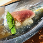 Tsukanoma - 平貝の殻を器に、鰹節と昆布と貝汁の出汁ジュレをまとった北寄貝と平貝、アスパラガス。キレッキレの出汁ジュレでした