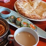 マイガーデン - レディースランチ(1,000円)のサラダ、スープ、生春巻、チーズナン、ポークカレー。ランチにポークカレーがある店はあまり多くないですがとてもまろやかで美味しかったです