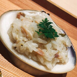 Tsukanoma - 蛤そのものの塩味だけで味付けした蛤ご飯。木の芽の香りがアクセント