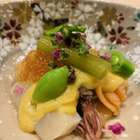 はらまさ - ②【先付1】
                    タイラガイ+アカガイ+ホタルイカの酢味噌と酢橘のジュレかけ