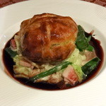 シラノ・ド・ベルジュラック - 牛タン、エスカルゴ、サツマイモ、キノコのパイ包み焼き キャベツのクレームと赤ワインソース1,995円