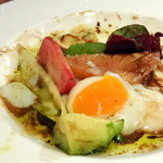 シラノ・ド・ベルジュラック - サーモンマリネのミキュイ スモーク風味と温泉卵 季節のサラダ添え 1,365円