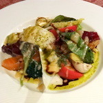 シラノ・ド・ベルジュラック - サーモンマリネのミキュイ スモーク風味と温泉卵 季節のサラダ添え 1,365円