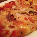 タベルナ石 - アンチョビとオニオンのピザ。