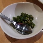 イムイェム - 青い小さな唐辛子。めちゃめちゃ辛いがやっぱ掛けてしまう