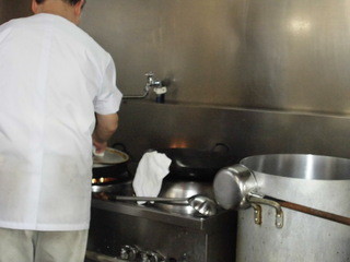 Chuukaseirin - 厨房で餃子焼き中の店主