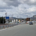 チロルチョコ アウトレットショップ - 大きな看板が目印
