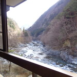 慶雲館 - 窓から渓谷が見える