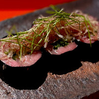 杦 - ❹鮪の海苔巻き～たっぷりと鮪をシャリではなく田舎漬けの沢庵と薬味に巻いたもの。卵醤油と胡麻油の黄身醤油、ガーリックチップで頂くが、このガーリックチップと黄身醤油が鮪の旨味を引き出して効いている。