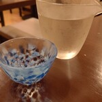 坊夜 - 日本酒は片口で。違う酒でもお猪口は交換無し