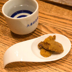 やきとん　たつや - お通しでムラサキウニ。