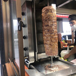 サライケバブ - 牛肉のケバブ機