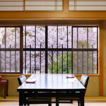 Unagi Fugu Kaiseki Hibino - 2階席から桜を見ながら