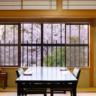 春は桜が見える個室
      