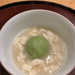 日本料理 太月 - ランチフルコース１７３２５円。そら豆饅頭。饅頭の餡は合鴨です。濃厚な味わいに、薄味の湯葉餡掛けがマッチしています（╹◡╹）