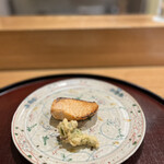 日本料理 太月 - ランチフルコース１７３２５円。桜鱒塩焼き。この季節の定番ですね。蕗の薹の天ぷらも嬉しい添え物です（╹◡╹）