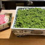 Ta Getsu - ランチフルコース１７３２５円。花山椒鍋。鮮やかな色と香りの花山椒と、こちらも鮮やかな霜降り肉に、テンションが上がります（╹◡╹）（╹◡╹）