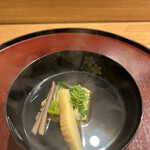 日本料理 太月 - ランチフルコース１７３２５円。白魚とワカメの玉子豆腐、筍、蕨の椀です。具の風味を活かした絶妙なお出汁のバランスが素晴らしいです（╹◡╹）（╹◡╹）