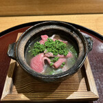 日本料理 太月 - ランチフルコース１７３２５円。花山椒鍋。レア過ぎるように見えますが、花山椒の爽やかな香りが活きる火入れです（╹◡╹）（╹◡╹）