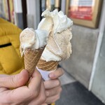 Gelateria La Romana - 料理写真:娘は砂糖依存症を避けるため、甘いものはほとんど食べないので小さなコーンに分けた分だけを食べる