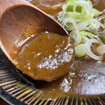 玉川 - トロミ十分！コクと深みのあるカレー。下にはそばつゆも少々
