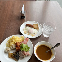 リラッサ - 朝食ビュッフェ３１５０円。ローストポークのサラダは、味付けも控えめで、私好みの味わいです（╹◡╹）