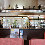 ガロンコーヒー - 昔ながらの広々とした喫茶店の雰囲気