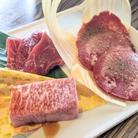 焼肉 べこ亭 たまプラーザ本店 - モモ＆サーロイン＆タン塩