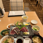 TOSA DINING おきゃく - 豪華カツオづくし御膳２２００円。左側下にあるカツオ餡掛けが良かったです（╹◡╹）（╹◡╹）。熱々の天ぷらに、塩気控えめの餡がかかり、火の通ったカツオの味を楽しみました。