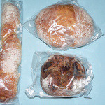 カオパン - チョコとドライプルーンのパン（右下）ほか