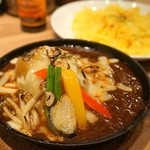 ベジ・ベジ - 丸ごと玉ねぎのチーズローストカレー（780円）