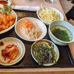 炭火焼肉 味の王者 味道苑 - 定食にはキムチ・ナムル・韓国海苔・キャベツ・スープが付いてきますよ…　　キムチとスープが、めっちゃうんまい!!＼(^o^)／