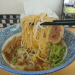 土浦ラーメン - 麺をリフト⤴︎