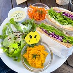 レ・グラン・ザルブル - ランチのサンドウィッチセット。お野菜たっぷり！