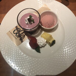 Wagyu U Suteki Sakura - ランチメニューのデザート とちおとめアイスとムース