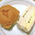 千代田ベーカリー - えびカツバーガー（左）＆ ハム＆玉子サンド