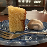 アイニーク - 烏骨鶏のカステラ