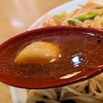 ラーメン おこじょ - スープ＋ニンニク片